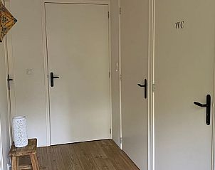 Hal in Vakantiehuisje in Baarn, Utrecht noord, met toegang tot verschillende kamers.