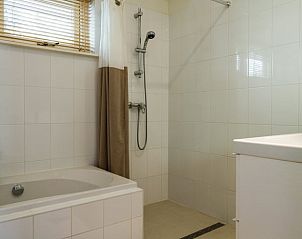 Badkamer in Vakantiehuisje in Baarn, Utrecht noord, met moderne douche en ligbad.