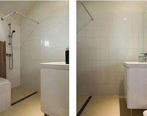 Ruime douche in de badkamer van Vakantiehuisje in Baarn, Utrecht noord, met strakke afwerking.