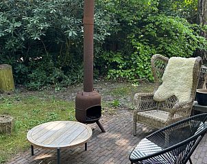 Tuin van Vakantiehuisje in Baarn, Utrecht noord, met gezellige zithoek en houtkachel.