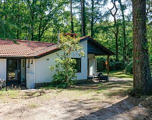 Charmant Vakantiehuisje in Baarn, Utrecht noord, met rode dakpannen en groene omgeving.
