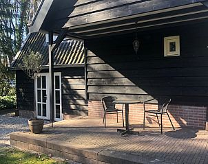 Terras met zitje bij Huisje in Baarn, perfect voor ontspanning in Utrecht.