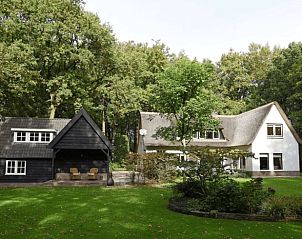 Huisje in Baarn naast groot landhuis, gelegen in bosrijke omgeving van Utrecht.