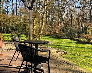 Uitzicht vanaf terras van Huisje in Baarn, vakantiehuis in Utrecht noord.