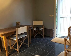 Werkhoek met houten tafel in Huisje in Baarn, vakantiehuis in Utrecht.