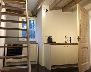 Open keuken met trap in Huisje in Baarn, vakantiehuis in Utrecht.