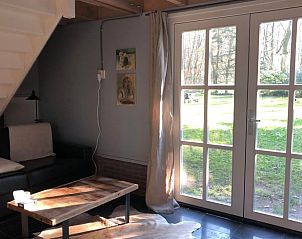 Woonkamer met openslaande deuren naar tuin in Huisje in Baarn, Utrecht noord.