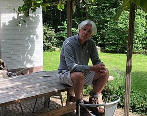 Terras met houten tafel bij Huisje in Baarn, vakantiehuis in Utrecht.