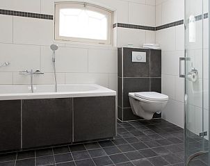 Moderne badkamer in Vakantiehuisje in Vreeland, Utrecht met ligbad en douche voor ultiem comfort.