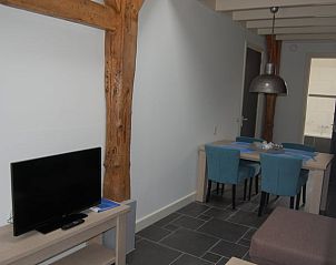 Knusse woonkamer in Vakantiehuisje in Vreeland, Utrecht noord met tv en eetruimte.