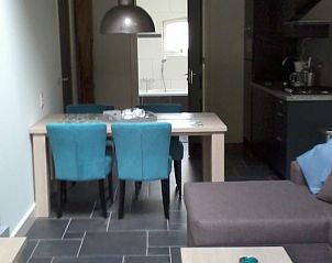 Comfortabele zithoek in Vakantiehuisje in Vreeland, Utrecht noord met toegang tot de keuken.