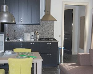 Moderne keuken in Huisje in Vreeland, vakantiehuis in Vreeland, Utrecht met stijlvolle inrichting en eethoek.