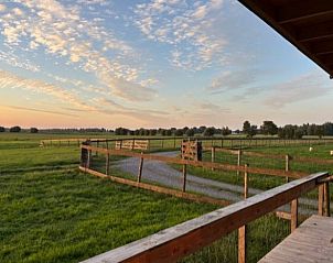 Rustgevend uitzicht op de groene weilanden vanuit Vakantiehuis in Baambrugge, Utrecht noord.