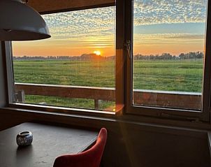 Gezellige binnenruimte met uitzicht op de natuur bij Vakantiehuis in Baambrugge, Utrecht noord.