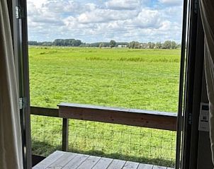 Uitkijk over de groene velden vanuit Vakantiehuis in Baambrugge, Utrecht noord.