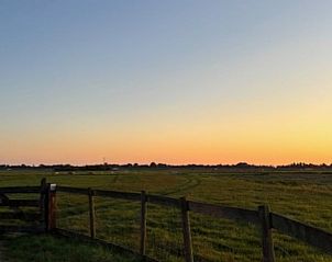 Zonsondergang boven de weilanden rondom Vakantiehuis in Baambrugge, Utrecht noord.