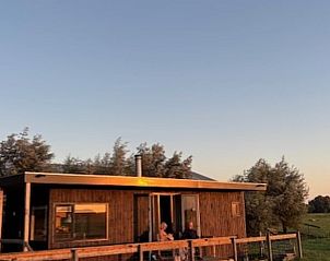 Buitenaanzicht van Vakantiehuis in Baambrugge in de avondschemering, Utrecht noord.