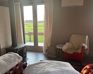 Gezellige slaapkamer met uitzicht op de natuur in Vakantiehuis in Baambrugge, Utrecht noord.