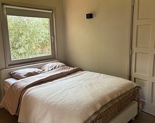 Knusse slaapkamer in Vakantiehuis in Baambrugge, Utrecht noord, met uitzicht op groen.