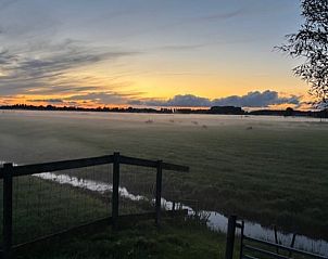 Mystieke ochtendmist over de velden bij Vakantiehuis in Baambrugge, Utrecht noord.