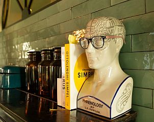 Decoratieve details in Huisje in Waverveen, vakantiehuis in Utrecht met boeken en buste.