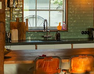 Moderne keuken in Huisje in Waverveen, vakantiehuis in Utrecht met houten details.