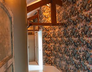 Sfeervolle gang in Huisje in Waverveen, vakantiehuis in Utrecht met bloemenbehang.