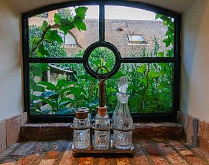 Authentische Fenster mit Blick auf den Garten im Ferienhaus in Eemnes, Utrecht Nord, bietet eine entspannende Atmosphre.