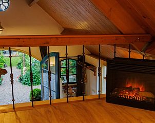 Der gemtliche Kamin im Wohnzimmer des Ferienhauses in Eemnes, Utrecht Nord, bietet Wrme und Komfort.