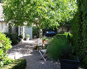 Sonnige Terrasse am Ferienhaus in Eemnes, Utrecht-Nord, ideal fr entspannende Sitzgelegenheiten im Freien, umgeben von der Natur.