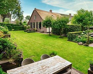 Grozgige Rasenflche und Sitzgelegenheit im Ferienhaus in Eemnes, Utrecht Nord, ideal fr Aktivitten im Freien und Entspannung.