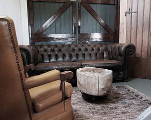 Gezellige zitruimte met leren bank in Huisje in Nieuwer Ter Aa, vakantiehuis in Utrecht noord.