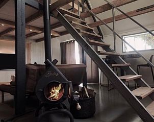 Moderne open trap en houtkachel in Huisje in Nieuwer Ter Aa, vakantiehuis in Utrecht noord.