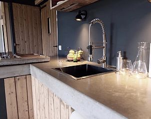 Strakke keuken met betonnen aanrecht in Huisje in Nieuwer Ter Aa, perfect vakantiehuis in Utrecht noord.