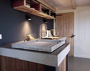 Landelijke keuken met houten elementen in Huisje in Nieuwer Ter Aa, vakantiewoning in Utrecht noord.