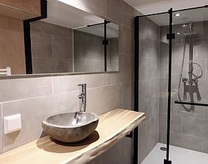 Moderne badkamer met natuurstenen wasbak in Huisje in Nieuwer Ter Aa, vakantiehuis in Utrecht noord.