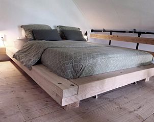 Comfortabele slaapkamer met houten bed in Huisje in Nieuwer Ter Aa, vakantiewoning in Utrecht noord.