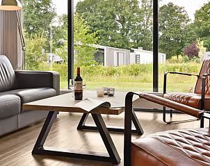 Comfortabele zithoek met natuurzicht in Amerongse Berg vakantiehuis, Utrecht.