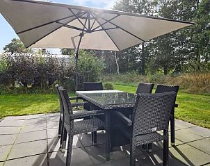 Terras met parasol in Amerongse Berg 4-persoons woning, Utrechtse Heuvelrug.