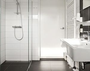 Inloopdouche in badkamer van Amerongse Berg 4-persoons woning, Utrechtse Heuvelrug.