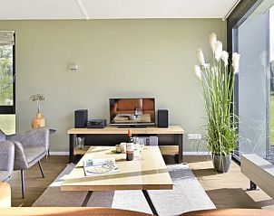 Lichte leefruimte in Amerongse Berg 4-persoons woning 4EL1 in Overberg, Utrecht, met comfortabele zitplaatsen.
