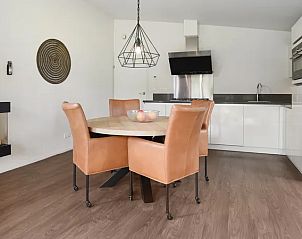 Open keuken en eetruimte in Amerongse Berg 4-persoons woning 4EL1, Overberg, Utrecht met gezellige sfeer.