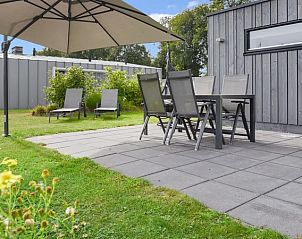 Zonnig terras met parasol bij Amerongse Berg 4-persoons woning 4EL1, Overberg, Utrechtse Heuvelrug.