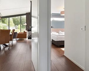 Doorkijk naar woonkamer en slaapkamer in Amerongse Berg 4-persoons woning 4EL1, Overberg.