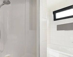 Moderne badkamer met douche in Amerongse Berg 4-persoons woning 4EL1, Overberg, Utrecht.