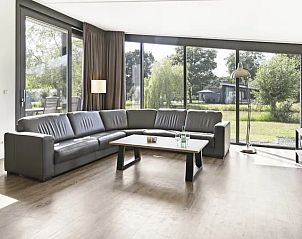 Gezellige zithoek met uitzicht op de natuur bij Amerongse Berg 12-persoons woning in Overberg, Utrecht.