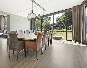 Eetgedeelte van Amerongse Berg 12-persoons woning in Overberg met veel natuurlijk licht.