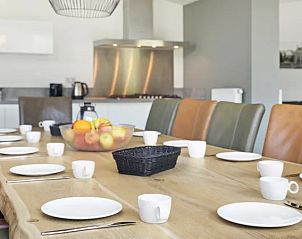 Gedekte eettafel voor twaalf personen in Amerongse Berg vakantiehuis in Overberg, Utrechtse Heuvelrug.