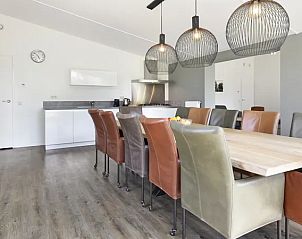 Ruime keuken en eetkamer in Amerongse Berg 12-persoons woning in Overberg, Utrecht.