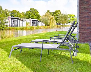 Ligstoelen bij de vijver van Amerongse Berg 12-persoons woning in Overberg, Utrechtse Heuvelrug.